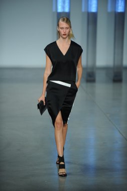 model yürür helmut lang defile