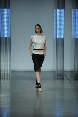 model yürür helmut lang defile