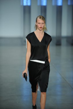 model yürür helmut lang defile