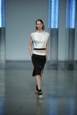 model yürür helmut lang defile