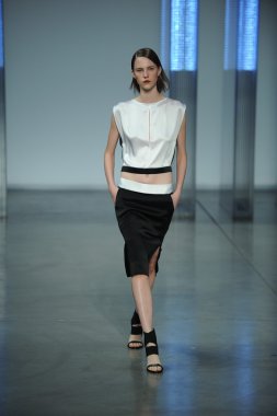 model yürür helmut lang defile