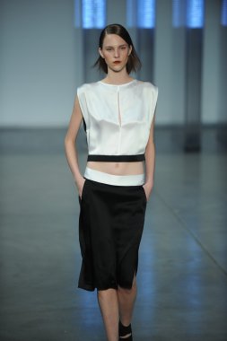 model yürür helmut lang defile