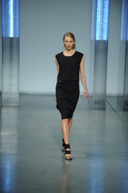 model yürür helmut lang defile