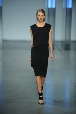 model yürür helmut lang defile