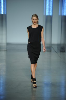 model yürür helmut lang defile