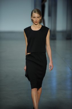 model yürür helmut lang defile