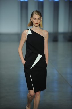 model yürür helmut lang defile