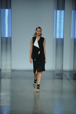 model yürür helmut lang defile