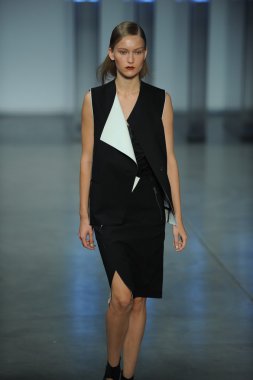 model yürür helmut lang defile