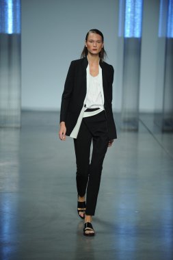 model yürür helmut lang defile