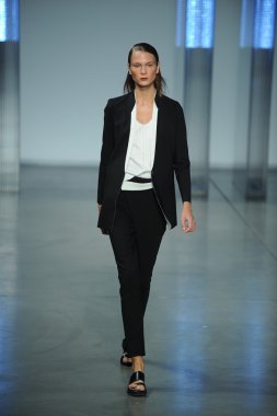 model yürür helmut lang defile