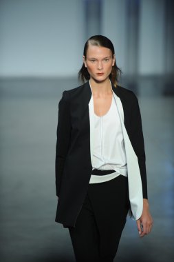 model yürür helmut lang defile