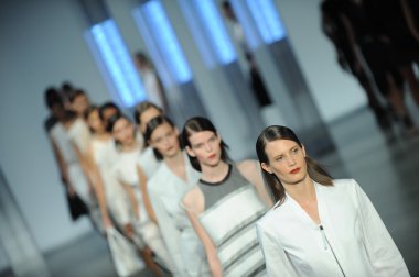 Pist finale modellerini helmut lang defile