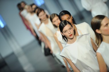 Pist finale modellerini helmut lang defile