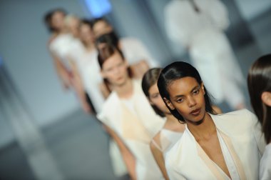Pist finale modellerini helmut lang defile