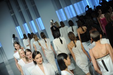 Pist finale modellerini helmut lang defile
