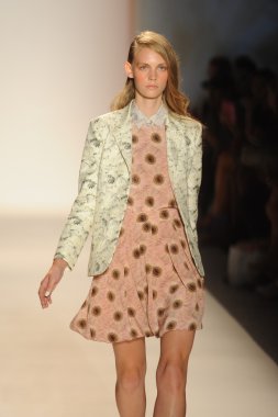 Nur moda tarafından öğle saatlerinde modeli göster