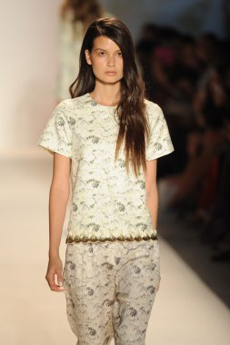 Nur moda tarafından öğle saatlerinde modeli göster