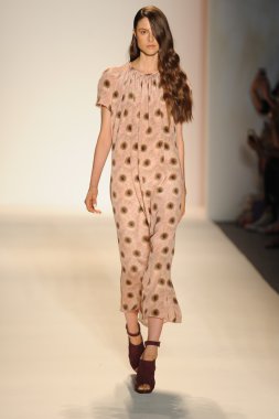 Nur moda tarafından öğle saatlerinde modeli göster