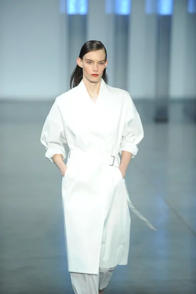 Modelo camina en Helmut Lang desfile de moda —  Fotos de Stock