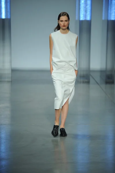Modelo camina en Helmut Lang desfile de moda — Foto de Stock