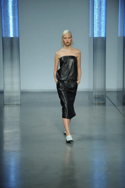 Modell séta a Helmut Lang divatbemutató — Stock Fotó