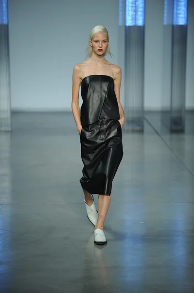 Modello passeggiate a Helmut Lang sfilata di moda — Foto Stock