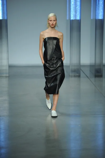Modelo camina en Helmut Lang desfile de moda —  Fotos de Stock