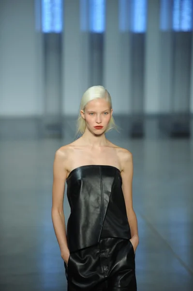 Modelo camina en Helmut Lang desfile de moda — Foto de Stock