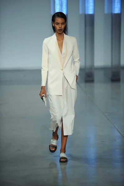 Modelo camina en Helmut Lang desfile de moda — Foto de Stock