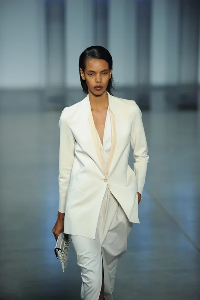 Modelo camina en Helmut Lang desfile de moda — Foto de Stock