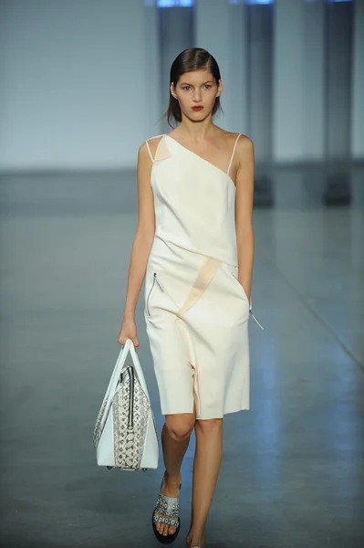 Modelo camina en Helmut Lang desfile de moda — Foto de Stock