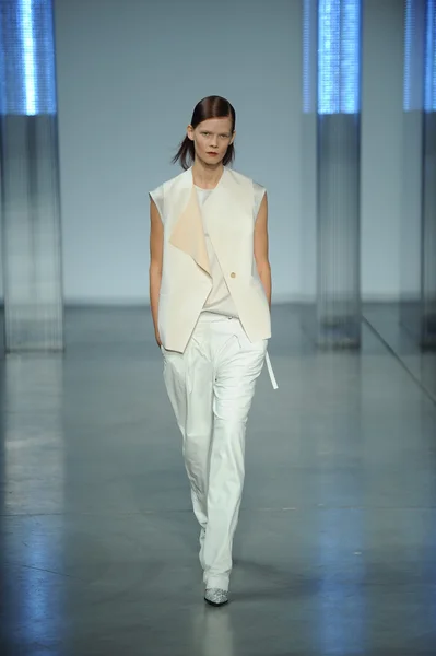 Model yürür helmut lang defile — Stok fotoğraf