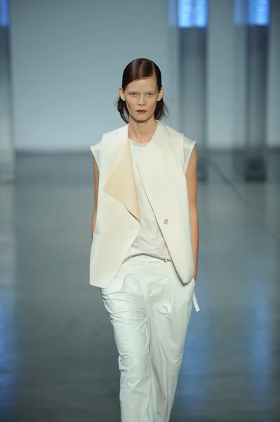 Modele de mers pe jos la Helmut Lang spectacol de moda — Fotografie, imagine de stoc