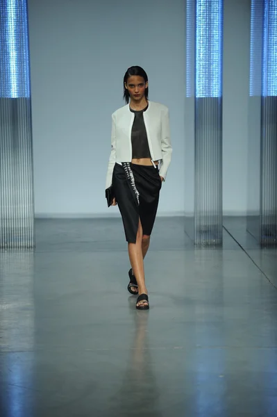 Modelo caminha no desfile de moda Helmut Lang — Fotografia de Stock