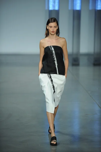 Model walks at Helmut Lang fashion show — Stock Photo, Image