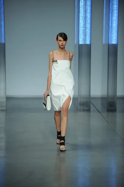 Modelo camina en Helmut Lang desfile de moda — Foto de Stock