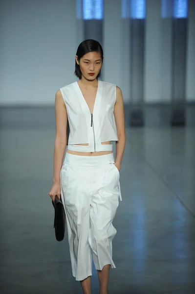 Model loopt op helmut lang modeshow — Stockfoto