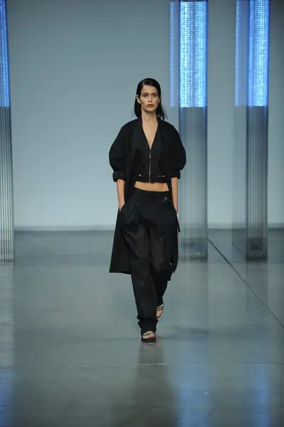 Model loopt op helmut lang modeshow — Stockfoto