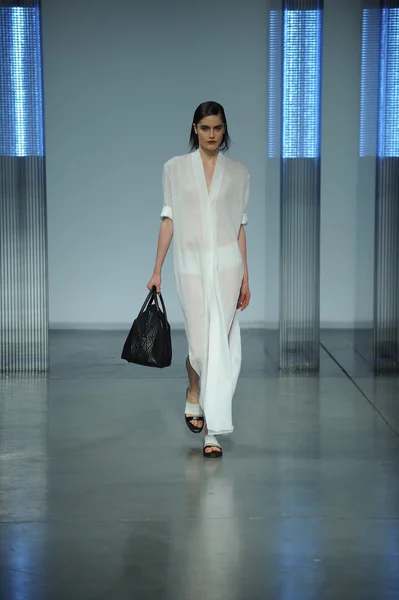 Modelo camina en Helmut Lang desfile de moda — Foto de Stock