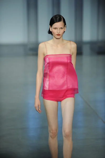 Model loopt op helmut lang modeshow — Stockfoto