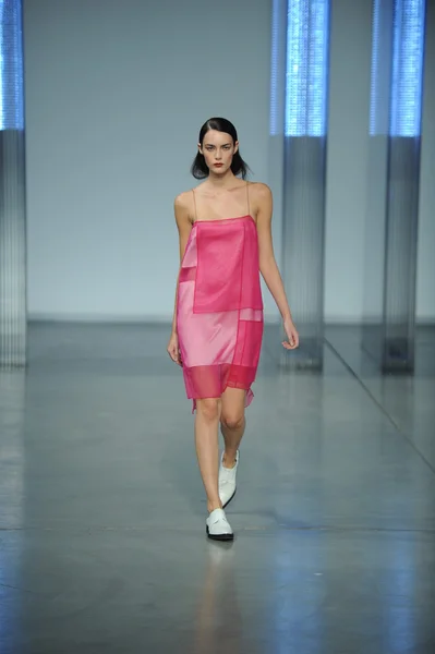 Modelo camina en Helmut Lang desfile de moda — Foto de Stock