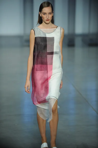 Model walks at Helmut Lang fashion show — Stock Photo, Image