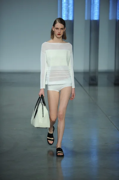 Modelo camina en Helmut Lang desfile de moda — Foto de Stock