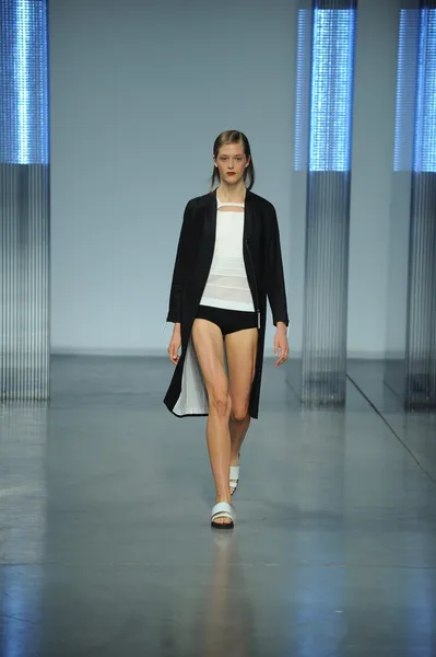 Modello passeggiate a Helmut Lang sfilata di moda — Foto Stock