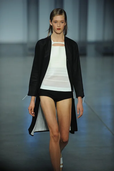 Modelo camina en Helmut Lang desfile de moda — Foto de Stock