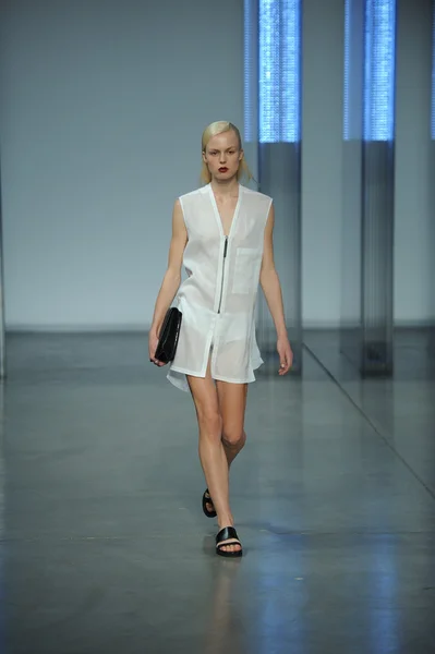 Modelo caminha no desfile de moda Helmut Lang — Fotografia de Stock