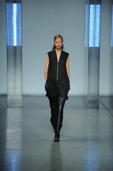 Modelo camina en Helmut Lang desfile de moda — Foto de Stock