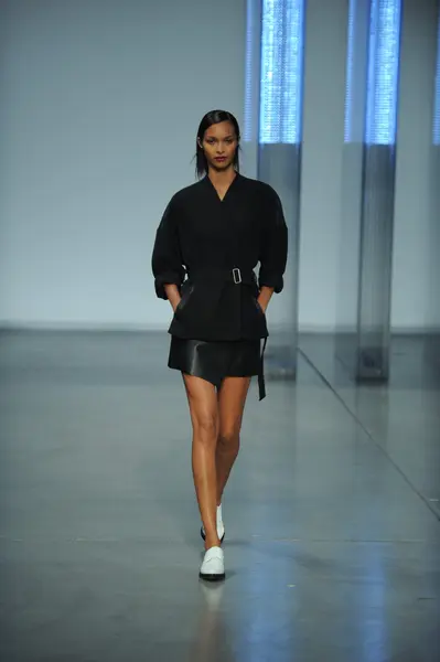 Modelo camina en Helmut Lang desfile de moda —  Fotos de Stock