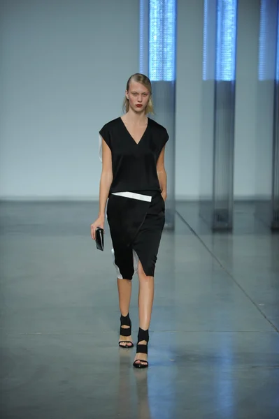 Model walks at Helmut Lang fashion show — Stock Photo, Image